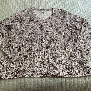 Lands End Womens NWT Leopard Print V Neck Long Sleeve Tee